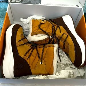 I’m selling size 7.5 snow bootss